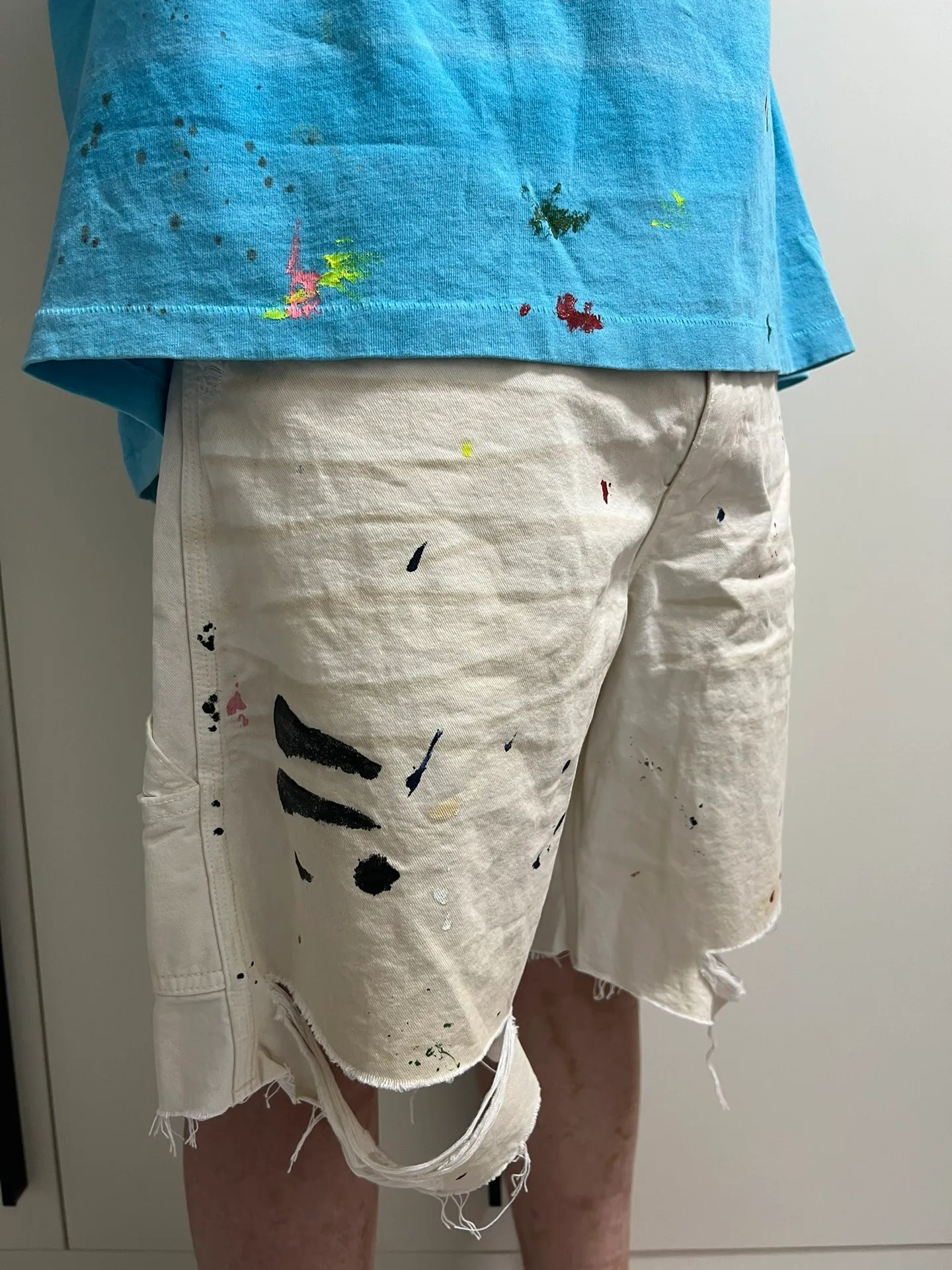 GALLERY DEPT. FLEA CARPENTER SHORTS Ink-cut knife-cut mud-dyed denim shorts. Destroy VINTAGE distressed denim shorts. Distressed white S-XL. Rewashed cement-dyed to make it old. Knife cut holes. Cat whiskers are worn. Customized full set with logo accessories. Purely handmade acrylic splash-ink graffiti.